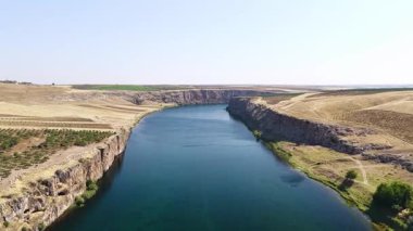 Turistler manzaralı su güzergahında ilerliyorlar