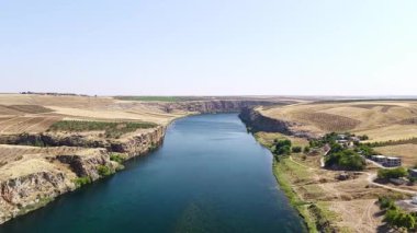 Dönen nehir yolu boyunca yüksek hız eğlencesi