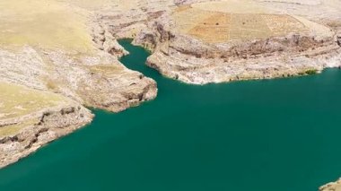 Turistler dağ manzaralı hızlı sürüşün keyfini çıkarıyorlar