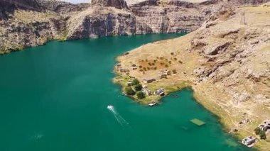 Güzel kayalıkların yanında hızlı su yolculuğu