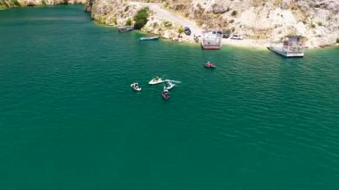 Nehir kenarındaki bu yolculukta hız ve görüntüler