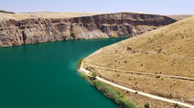 Bir grup turist yüksek hızda sarp kayalıklar arasında yolculuk ediyor