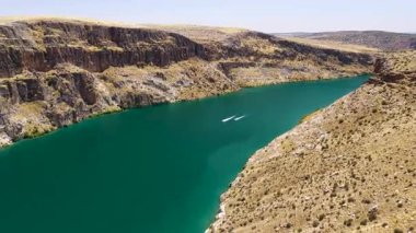 4K 'daki uçurumlar arasında heyecanlı bir su yolculuğu.