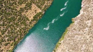 Takım kayalıkların yanında sıraya girer ve açık mavi gökyüzü