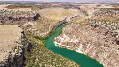 Keskin dönüşler ve manzaralı kayalar yol gösterir