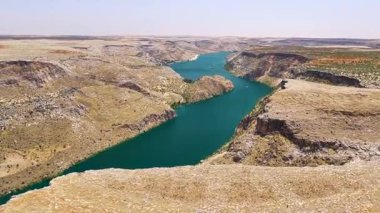 Hızlı sürücüler kayalık su yolunu geçiyor.