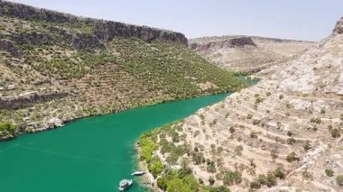 Enerji ve hareket kayalıklar ve suyla birleşiyor