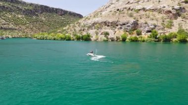 İnsansız hava aracı doğayı ve grubu hareket halinde yakalar