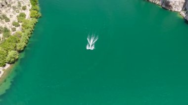 Turistler uzun su yolculuklarında heyecan yaşarlar.