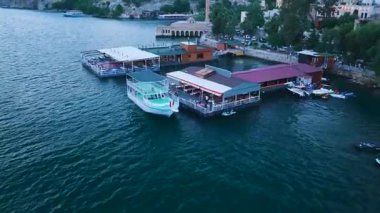 Huzurlu kasaba ışıkları sakin nehir suyuna yansıyor