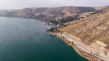 Tarihi bölgedeki harabelerin ve suyun insansız hava aracı görüntüsü