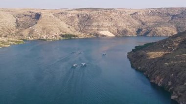 Jet ski 'ler antik manzaralarda ve kayalık köşelerde süzülüyorlar..