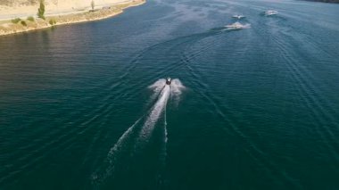 4K 'da engebeli nehir arazisinde heyecanlı bir jet ski hareketi..