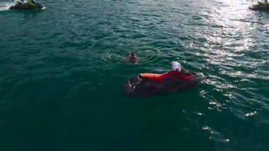 Her iki tarafında kayalık tepeler olan dar kanyonda toplu jet ski sürüşleri..