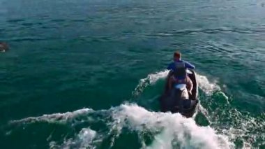 4K insansız hava aracı manzaralı bir nehir kanyonunda hızlı hareket yakaladı.