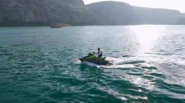 Sürücüler eski uçurumları ve geniş nehir dönüşlerini hızlı geçmenin keyfini çıkarırlar..