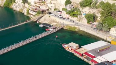 Eski nehir kanalı yakınlarında boş taş evler