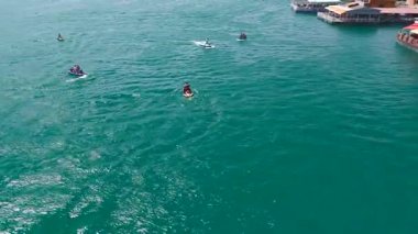 Sporcu jet gücüyle yükselir ve havada takla atar..