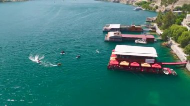 Güçlü uçuş ve derin su üzerinde yapılan numaralar.