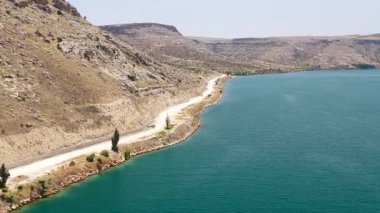 Jet ski 'li kamyonet su kenarında hareket ediyor..