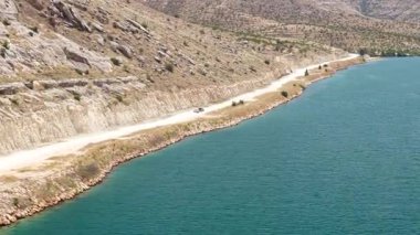 Jet ski 'ler kamyonetle sakin bir nehrin kıyısına gidiyor..