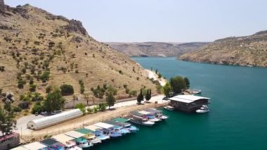 Nehir kenarındaki turistik yatlar yaz su yolculuklarına hazır..