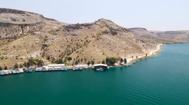 Nehirde güneşli bir gün, yatlar yolculuk için hazır..