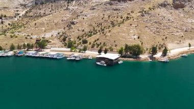 Nehir kenarında park etmiş yatları olan manzaralı bir yer..