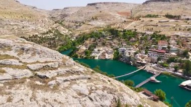 Eski nehir kıyısında yatları olan manzaralı bir su yolu..