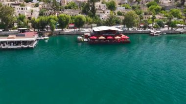 Uçurumların ve akan nehirlerin yakınındaki eski evlerin insansız hava aracı görüntüsü.