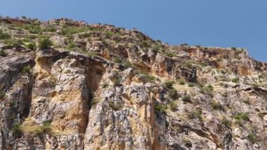 Beyaz evleri ve nehir camisi olan eski Doğu Türk kasabası.