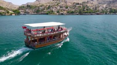 Sakin antik sularda yüzen turist gemileri.