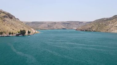 Eski manzaralı su yolu boyunca seyahat eden gemiler.