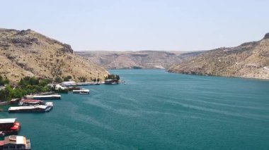 Tarihi geniş nehir üzerindeki rotaları takip eden tur gemileri.