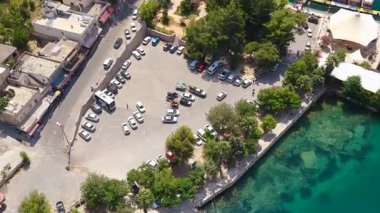 Kayalık bir vadide sarp kayalıklarla çevrili antik bir nehir kenti manzarası.