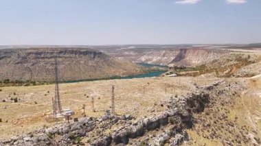 Taş tepe zeminli nehir kıyısındaki antik bir yerleşim yerinin manzarası..