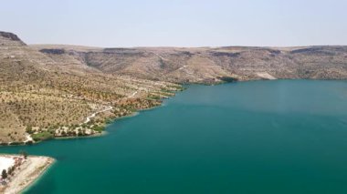Türkiye 'nin doğusunda güneş altında nehir üzerinden uçmak.