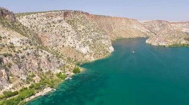 Tekne Türk kanyonundaki derin mavi sularda hareket ediyor.