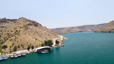 Yatlar açık gökyüzünün altında manzaralı nehir turları için dizilir.