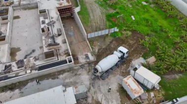 Yoğun çalışma alanı, ağır makinelerin kullanıldığı yeni bir konut binasında ilerleme gösteriyor.