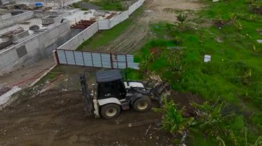 Araziyi düzleştirmek ve düzleştirmek için bir buldozer çalışması yapılırken inşaat alanı hazırlığı sürüyor.