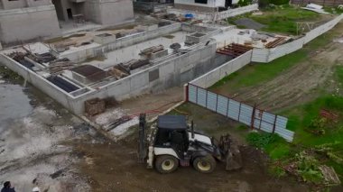 Bölgede ağır makineler çalışıyor, zemini düzleştiriyor ve yeni inşaat projelerine yol açıyor.