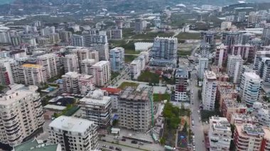 Etkin bina işlemleri ile birlikte yapım aşamasındaki bir gökdelenin havadan görüntüsü.