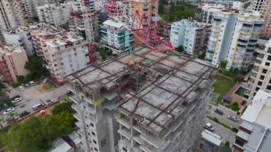 İnşaat projesini mühendisler olarak vinç taşıma malzemeleri denetliyor.