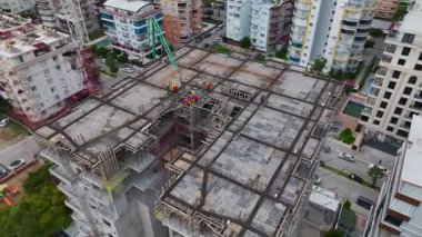 İşçiler modern gökdelenin başka bir katını inşa ettikçe gökyüzü değişiyor..