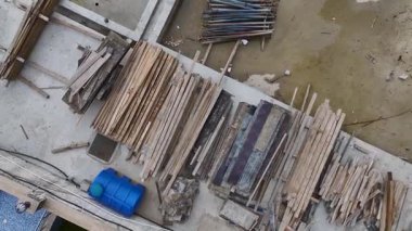 Yapıyı işçiler inşa ederken ağır inşaat ekipmanları faaliyet gösteriyor.