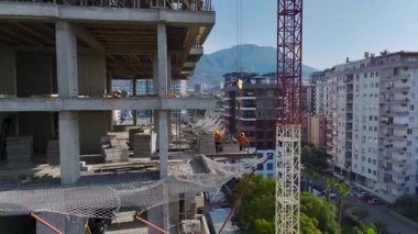 Vinçler, gökdelenler yeni yüksekliklere ulaşırken malzeme taşır.