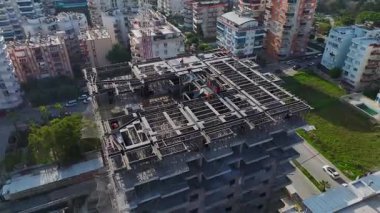 İnşaat ekipleri binanın güvenliğini sağlarken son kat da hazırlanıyor..