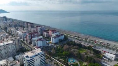 Şehir denizle buluşuyor, şehir manzaraları sonsuz okyanus manzarasına karışıyor..