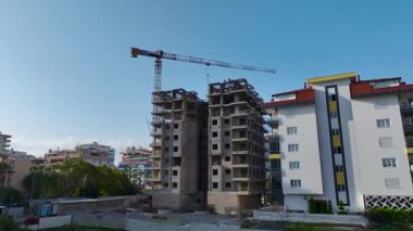 Son levha, işçiler güvenli materyaller ve hizalamalar olarak kesinleştiriliyor..